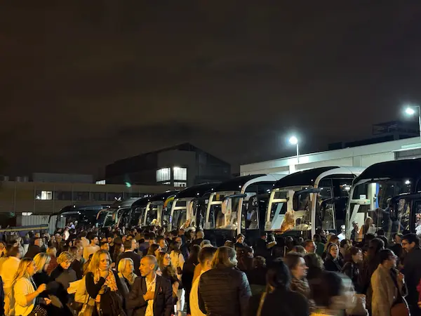 Autocar prêt au départ Lyon